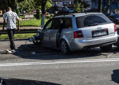Borispyl, Ukrayna - 13 Ağustos 2018: Bir van ve Audi araç birbirine Borispyl içinde Kiev olay içinde düştü. Kaza her iki araç her bir tekerlek kaybetmek neden oldu. Yol polis araştırmak kapalı.