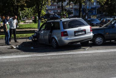 Borispyl, Ukrayna - 13 Ağustos 2018: Bir van ve Audi araç birbirine Borispyl içinde Kiev olay içinde düştü. Kaza her iki araç her bir tekerlek kaybetmek neden oldu. Yol polis araştırmak kapalı.