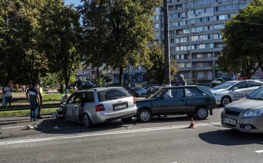 Borispyl, Ukrayna - 13 Ağustos 2018: Bir van ve Audi araç birbirine Borispyl içinde Kiev olay içinde düştü. Kaza her iki araç her bir tekerlek kaybetmek neden oldu. Yol polis araştırmak kapalı.
