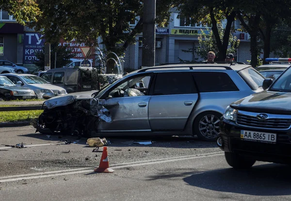 Borispyl 乌克兰 2018年8月13日 一辆面包车和一辆奥迪车相撞在 Borispyl 在基辅郊区 事故使两辆车都失去了轮子 道路被关闭 警方调查 — 图库照片