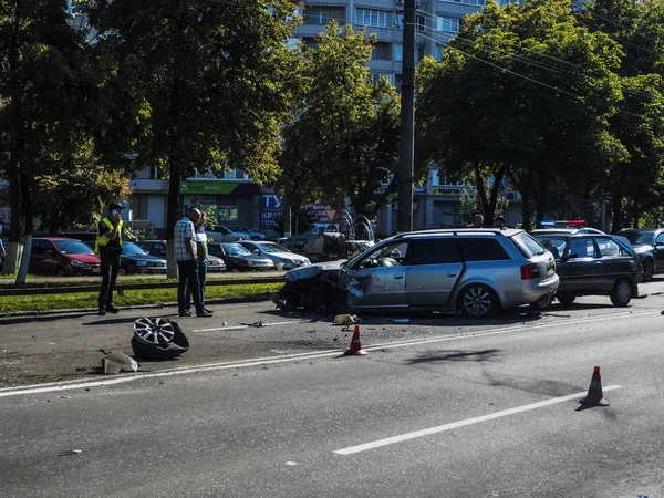Borispyl 乌克兰 2018年8月13日 一辆面包车和一辆奥迪车相撞在 Borispyl 在基辅郊区 事故使两辆车都失去了轮子 道路被关闭 警方调查 — 图库照片