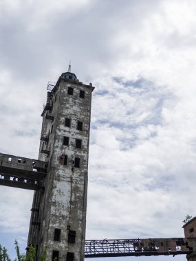 Kharkov, Ukrayna-26 Mayıs 2018: Sovyet sanayi sonrası dönemi, terk edilmiş bir Asansör fırtınalı gökyüzü karşı bina