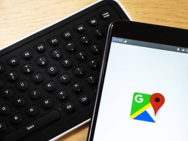 Kiev, Ukrayna - 1 Eylül 2018: Google harita logosu bir akıllı telefon görüntülenen gördüm