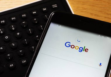 Kiev, Ukrayna - 1 Eylül 2018: Google logosu bir akıllı telefon görüntülenen gördüm