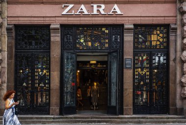 Kiev, Ukrayna - Set 3, 2018: Zara Mağazası. Zara en büyük uluslararası moda şirketlerinden biridir ve Inditex grubun amiral gemisi zincir Mağazası.