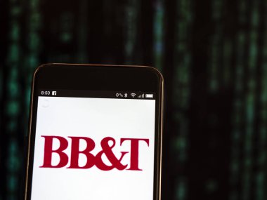 BB ve T Bank logosu bir akıllı telefon görüntülenen gördüm