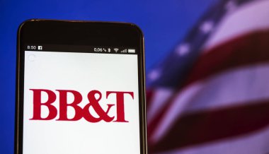 BB ve T Bank logosu bir akıllı telefon görüntülenen gördüm