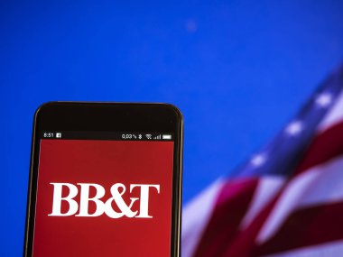BB ve T Bank logosu bir akıllı telefon görüntülenen gördüm