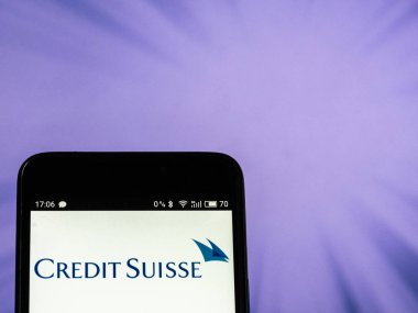 Ckiev, Ukrayna - Sept 10,2 2018: kredi GYO görülen Suisse banka logosu görüntülenen bir akıllı telefon