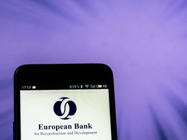Kiev, Ukrayna - Sept 10,2 2018: Avrupa Bankası imar ve Kalkınma logosunun görülen bir akıllı telefon görüntülenen