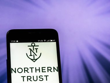 Kiev, Ukrayna - Sept 10,2 2018: görüldü Kuzey banka güven logosu görüntülenen bir akıllı telefon