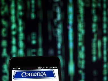 Kiev, Ukrayna - Sept 10,2 2018: gördüm Comerica Bank logosu görüntülenen bir akıllı telefon