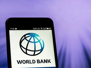 Kiev, Ukrayna - Sept 10,2 2018: görülen Dünya Bankası logosu görüntülenen bir akıllı telefon