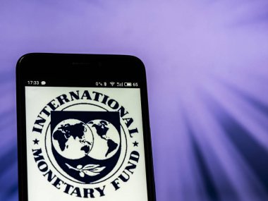 Kiev, Ukrayna - Sept 10,2 2018: görülen Uluslararası Para Fonu logosu görüntülenen bir akıllı telefon