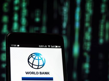 Kiev, Ukrayna - Sept 10,2 2018: görülen Dünya Bankası logosu görüntülenen bir akıllı telefon