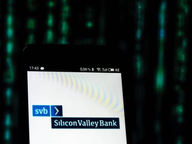 Kiev, Ukrayna - Sept 10,2 2018: gördüm Silikon Vadisi banka logosu görüntülenen bir akıllı telefon