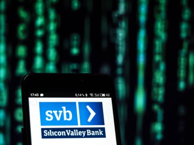 Kiev, Ukrayna - Sept 10,2 2018: gördüm Silikon Vadisi banka logosu görüntülenen bir akıllı telefon