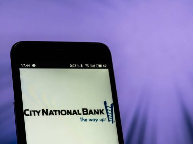 Kiev, Ukrayna - Sept 10,2 2018: görülen şehir Ulusal Bankası logosu görüntülenen bir akıllı telefon