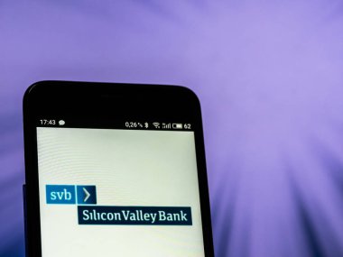 Kiev, Ukrayna - Sept 10,2 2018: gördüm Silikon Vadisi banka logosu görüntülenen bir akıllı telefon