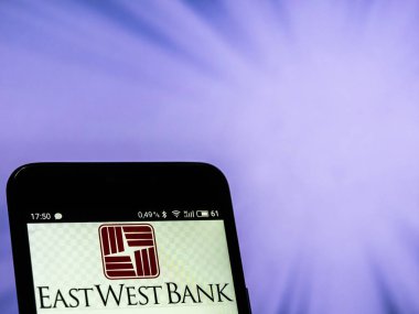 Kiev, Ukrayna - Sept 10,2 2018: görülen Doğu Batı Şeria logosu görüntülenen bir akıllı telefon