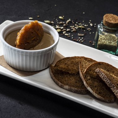 Siyah ekmek dilimleri ile hizmet elma-Hardal soslu tavuk pate