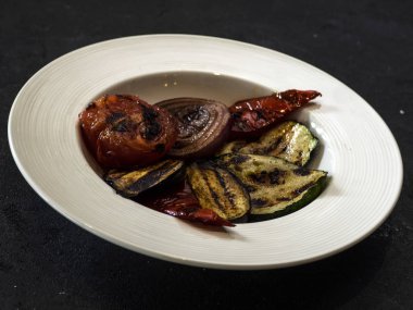 çanak ızgara sebze