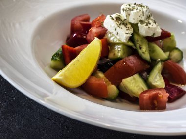 tabak içinde Yunan salatası