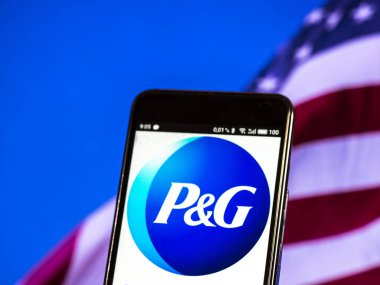 Kiev, Ukrayna - 12 Eylül 2018: Procter ve Gambel logo akıllı telefon görüntülenen gördüm