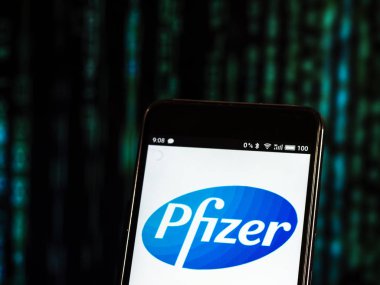 Kiev, Ukrayna - 12 Eylül 2018: Pfizer logo akıllı telefon görüntülenen gördüm