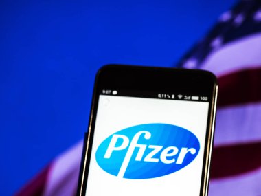 Kiev, Ukrayna - 12 Eylül 2018: Pfizer logo akıllı telefon görüntülenen gördüm