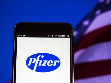 Kiev, Ukrayna - 12 Eylül 2018: Pfizer logo akıllı telefon görüntülenen gördüm