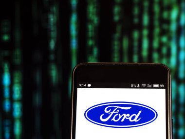 Ford logosu akıllı telefon görüntülenen gördüm