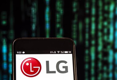 Kiev, Ukrayna - 12 Eylül 2018: Lg Electronics Inc. logo akıllı telefon görüntülenen gördüm