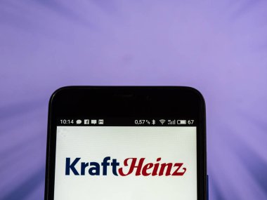 Kiev, Ukrayna 13 Eylül 2018: Kraft Foods Group, Inc logo akıllı telefon görüntülenen gördüm