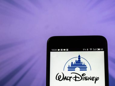 Tkiev, Ukrayna 13 Eylül 2018: Walt Disney şirket logosu akıllı telefon görüntülenen gördüğü