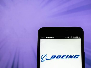 Boeing şirket logosu akıllı telefon görüntülenen gördüm