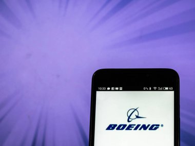 Boeing şirket logosu akıllı telefon görüntülenen gördüm