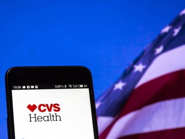 Kiev, Ukrayna 13 Eylül 2018: Cvs sağlık logo akıllı telefon görüntülenen gördüm