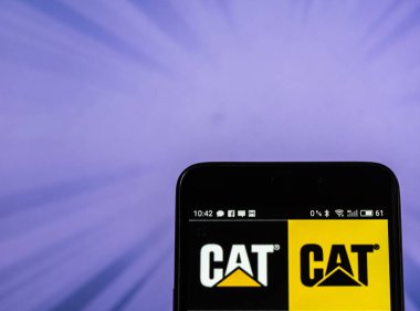 Kiev, Ukrayna 13 Eylül 2018: Caterpillar Inc. logo akıllı telefon görüntülenen gördüm
