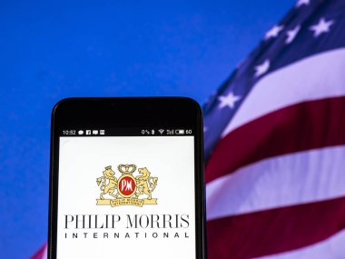 Kiev, Ukrayna 13 Eylül 2018: Philip Morris International Inc (PMI) logo akıllı telefon görüntülenen gördüm