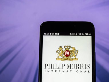 Kiev, Ukrayna 13 Eylül 2018: Philip Morris International Inc (PMI) logo akıllı telefon görüntülenen gördüm