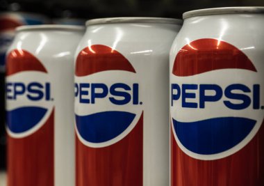 Kiev, Ukrayna 13 Eylül 2018: Satır, Pepsi Cola kutu mağaza