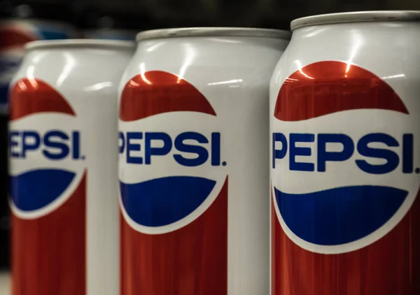 Київ Вересня 2018 Рядок Pepsi Cola Банок Магазині — стокове фото