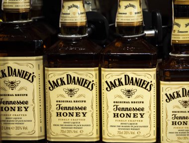 KIEV, UKRAINE - 14 Eylül 2018: Jack Daniel 'in viskisi mağazanın rafında. Jack Daniel 's, Tennessee viskisinin bir markası ve dünyada en çok satan Amerikan viskisi..
