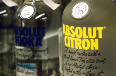 Kiev, Ukrayna - 14 Eylül 2018: Mutlak Votka şişeleri mağaza raf. Bacardi ve Smirnoff sonra üçüncü büyük marka alkollü ruhların İsveçli votka markasıdır..