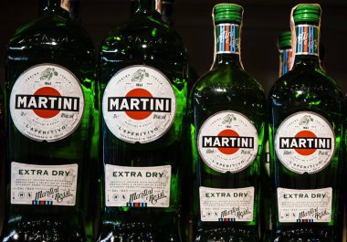 Kiev, Ukrayna - 14 Eylül 2018: Martini şişe mağaza raf. Cin hangi onun baskın lezzet ardıç meyveleri türeyen içki mi.