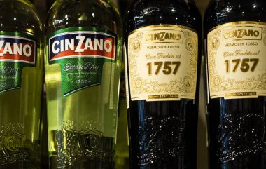 Kiev, Ukrayna - 14 Eylül 2018: Cinzano şişe mağaza raf. Cinzano vermut, 1999'dan beri Gruppo Campari tarafından sahip olunan bir marka İtalyan bir markadır. Dört versiyonu bulunmaktadır: amber renkli Cinzano Rosso; 