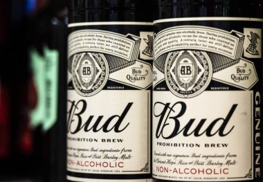 Kiev, Ukrayna - 14 Eylül 2018: Budweiser alkolsüz bira şişesi mağaza