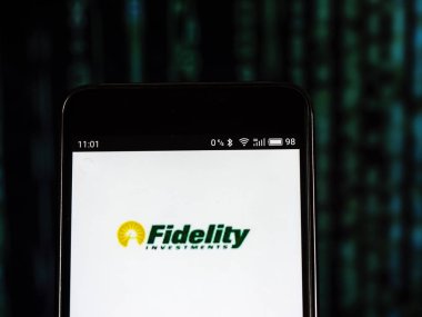 Kiev, Ukrayna 13 Eylül 2018: Fidelity Yatırım Finansal Hizmetleri companylogo akıllı telefon görüntülenen gördüm. Sadakat yatırımlar A.ş, genellikle sadakat adlandırılan bir çok uluslu finansal hizmetler şirketidir