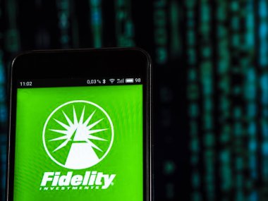Kiev, Ukrayna 13 Eylül 2018: Fidelity Yatırım Finansal Hizmetleri companylogo akıllı telefon görüntülenen gördüm. Sadakat yatırımlar A.ş, genellikle sadakat adlandırılan bir çok uluslu finansal hizmetler şirketidir